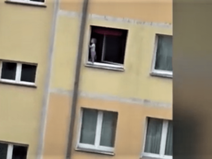 2-letni chłopczyk znów stał na parapecie mieszkania na 3 piętrze   - grafika