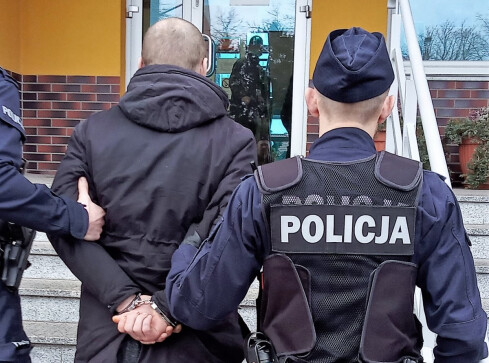 19 i 25-latek pobili dwóch mężczyzn   - grafika