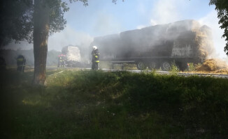 Płonie ciężarówka ze słomą. DK11 zablokowana 