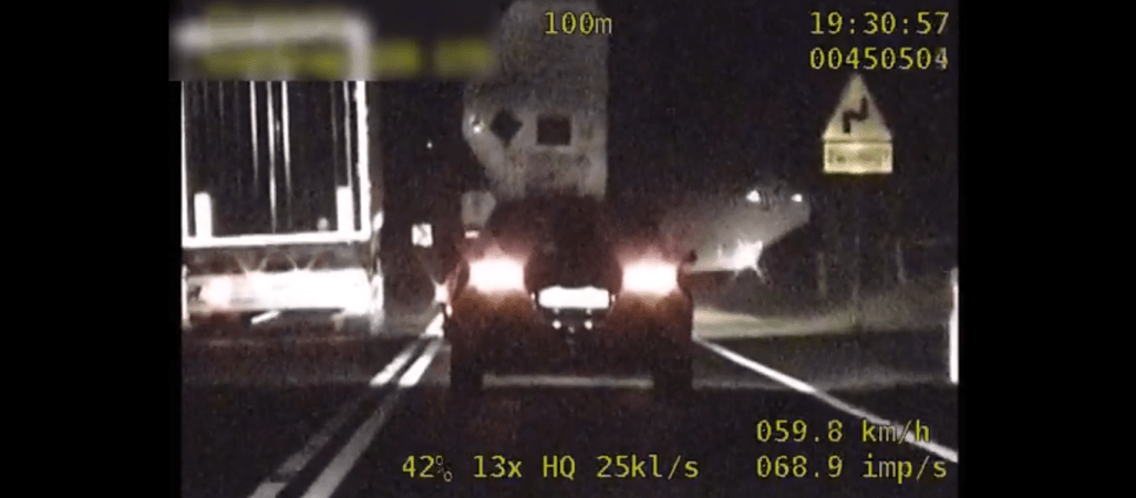 Ciężarówka wyprzedza ciężarówkę na podwójnej ciągłej - VIDEO 