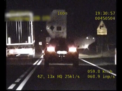 Ciężarówka wyprzedza ciężarówkę na podwójnej ciągłej - VIDEO - grafika