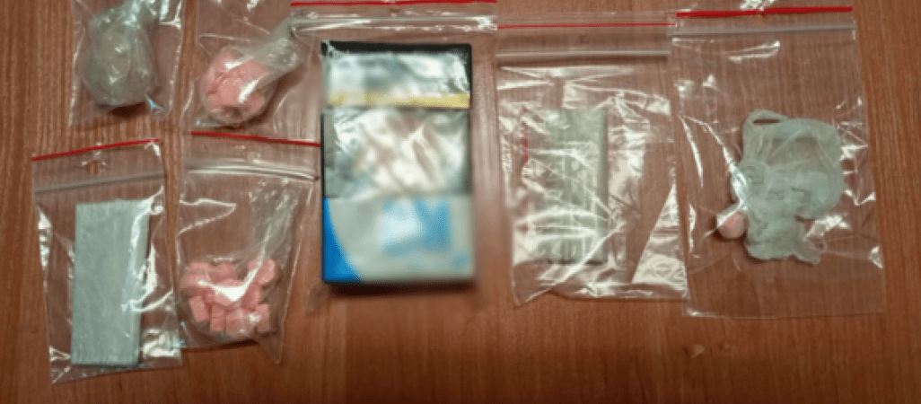 Ecstasy i mephedron w pudełku po papierosach 