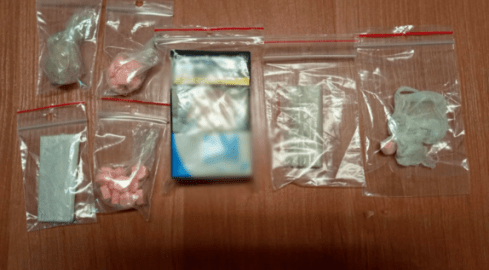 Ecstasy i mephedron w pudełku po papierosach  - grafika