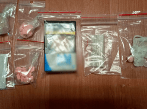 Ecstasy i mephedron w pudełku po papierosach  - grafika