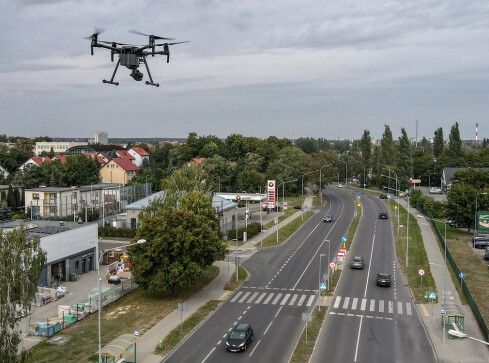 Policyjny dron nad pilskimi ulicami - grafika