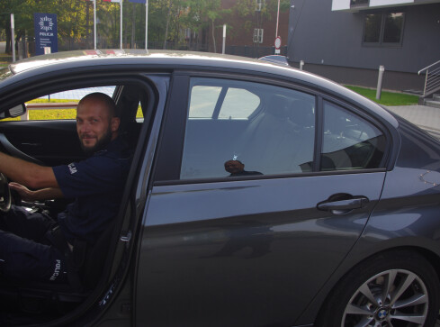 Policjanci eskortowali do szpitala kobietę użądloną przez osy - grafika