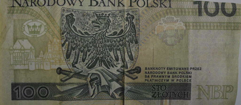 Tą setką kobieta chciała zapłacić w sklepie. Zatrzymała ją policja 