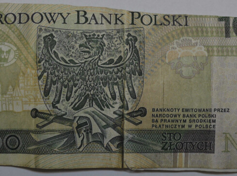 Tą setką kobieta chciała zapłacić w sklepie. Zatrzymała ją poli - grafika