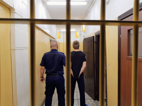 Nastolatkowie ciężko pobili 45-latka. Okradli go i nieprzytomnego zo - grafika