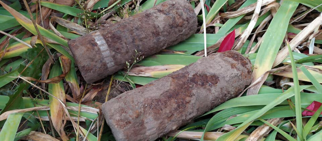 Dwa pociski na drodze dojazdowej do posesji