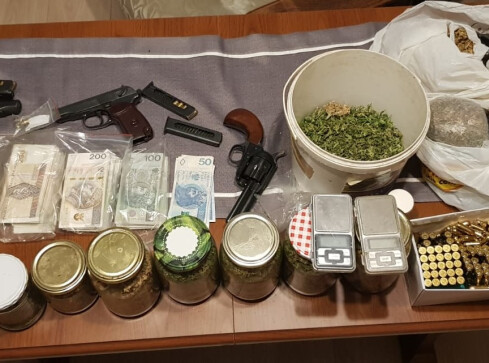 Broń, narkotyki i pieniądze zarekwirowała pilska policja  - grafika