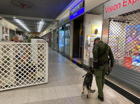 Policja wciąż szuka sprawcy napadu na kantor w Pile  - grafika