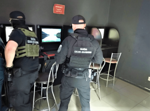 Nielegalne gry hazardowe w Wałczu. Policja skarbowa zajęła lokal  - grafika