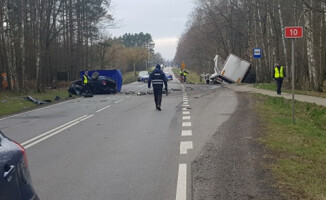 Czołowe zderzenie tira i BMW. Kierowca osobówki zginął na miejscu 