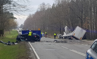 Czołowe zderzenie tira i BMW. Kierowca osobówki zginął na miejscu 