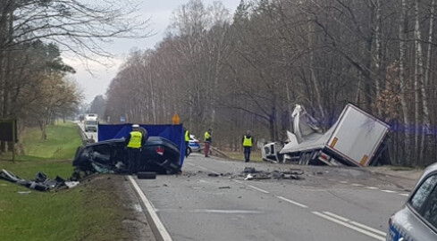 Czołowe zderzenie tira i BMW. Kierowca osobówki zginął na miejscu  - grafika