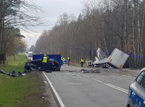 Czołowe zderzenie tira i BMW. Kierowca osobówki zginął na miejscu  - grafika