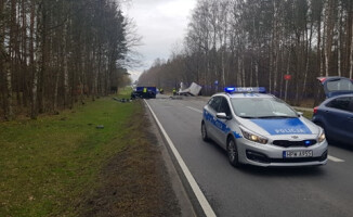 Czołowe zderzenie tira i BMW. Kierowca osobówki zginął na miejscu 