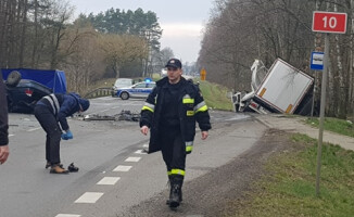 Czołowe zderzenie tira i BMW. Kierowca osobówki zginął na miejscu 