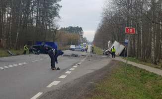 Czołowe zderzenie tira i BMW. Kierowca osobówki zginął na miejscu 