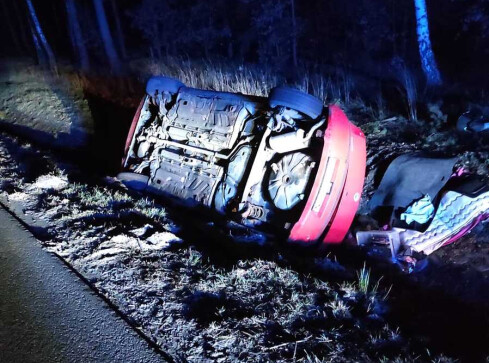 Pijana 21-latka wjechała do rowu. Winę na siebie wzięła 19-latka  - grafika