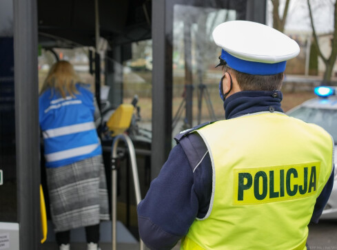 Pilska drogówka i sanepid kontrolują pasażerów autobusów  - grafika