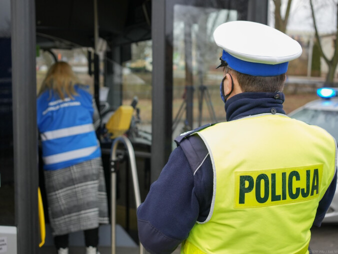 Pilska drogówka i sanepid kontrolują pasażerów autobusów  - grafika