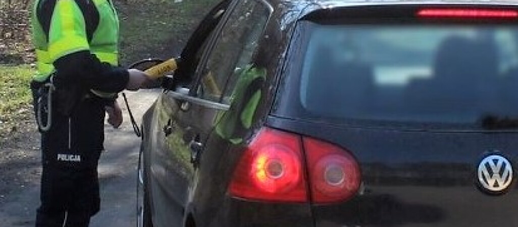 Pijany kierowca oddał pod opiekę auto... poszukiwanemu