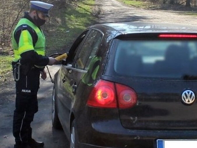 Pijany kierowca oddał pod opiekę auto... poszukiwanemu  - grafika