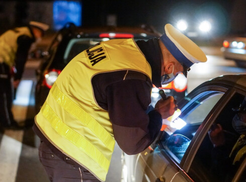 14 dowodów rejestracyjnych od tuningowanych aut zatrzymała policja  - grafika