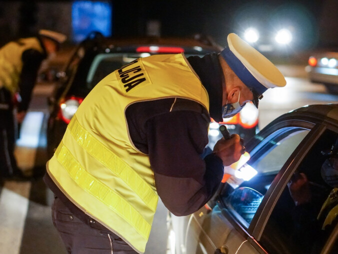14 dowodów rejestracyjnych od tuningowanych aut zatrzymała policja  - grafika