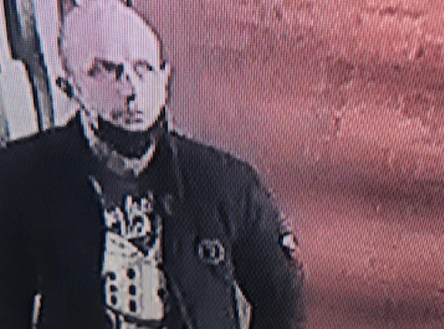 Kradzież w kościele. Ten mężczyzna może mieć z tym związek  - grafika