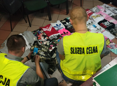 25-letnia pilanka sprzedawała podrabianą odzież - grafika