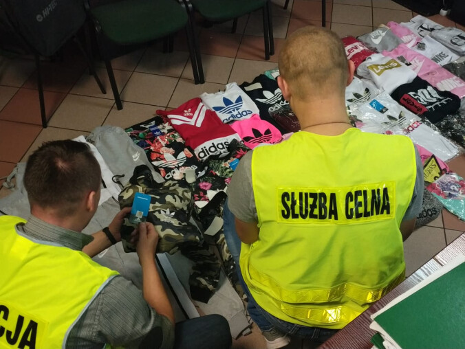 25-letnia pilanka sprzedawała podrabianą odzież - grafika