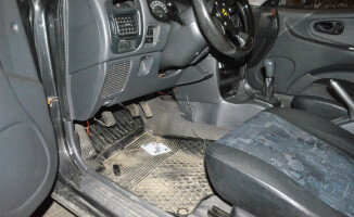 Ukradł samochód, a wcześniej skopał inne auta na parkingu