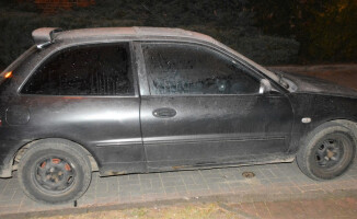 Ukradł samochód, a wcześniej skopał inne auta na parkingu