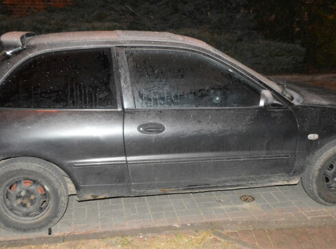 Ukradł samochód, a wcześniej skopał inne auta na parkingu  - grafika