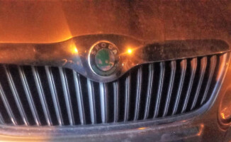 Ukradł samochód, a wcześniej skopał inne auta na parkingu