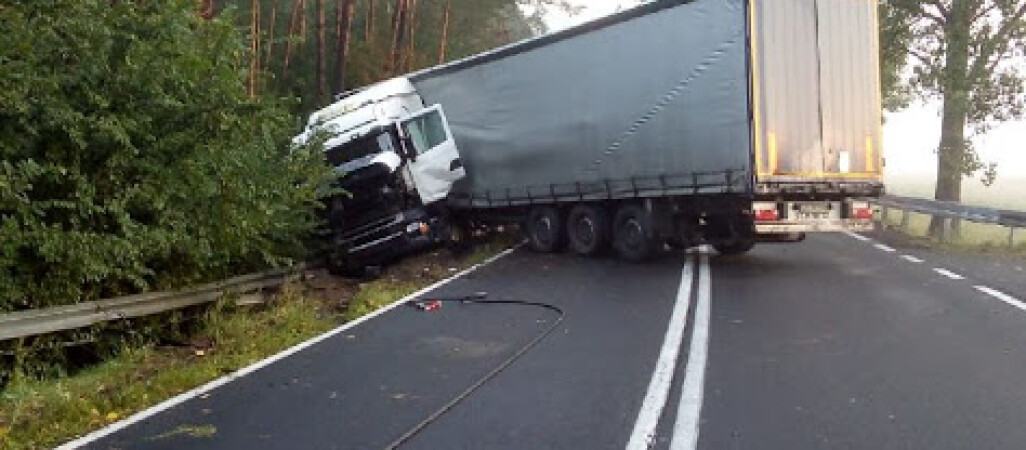 Kolizja na DK 11. TiR wpadł do rowu 