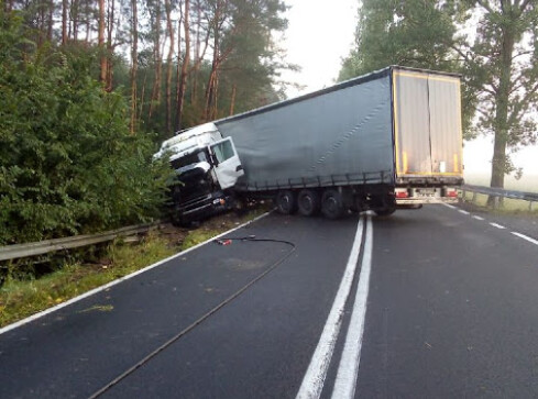 Kolizja na DK 11. TiR wpadł do rowu  - grafika