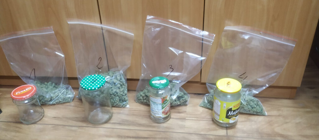 Marihuana w słoikach po majonezie i sosie do spaghetti 