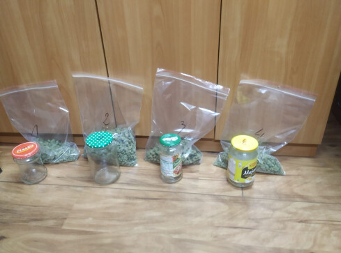 Marihuana w słoikach po majonezie i sosie do spaghetti  - grafika