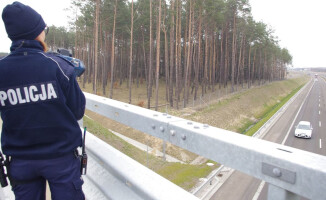 Policjanci mierzyli odległość między pojazdami na S10