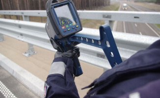 Policjanci mierzyli odległość między pojazdami na S10
