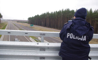 Policjanci mierzyli odległość między pojazdami na S10