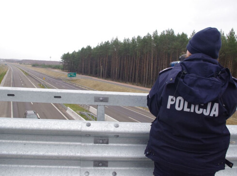 Policjanci mierzyli odległość między pojazdami na S10 - grafika