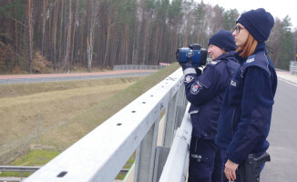 Policjanci mierzyli odległość między pojazdami na S10