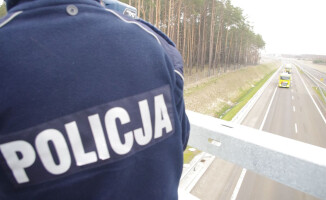 Policjanci mierzyli odległość między pojazdami na S10