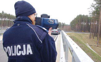 Policjanci mierzyli odległość między pojazdami na S10