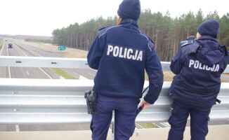Policjanci mierzyli odległość między pojazdami na S10